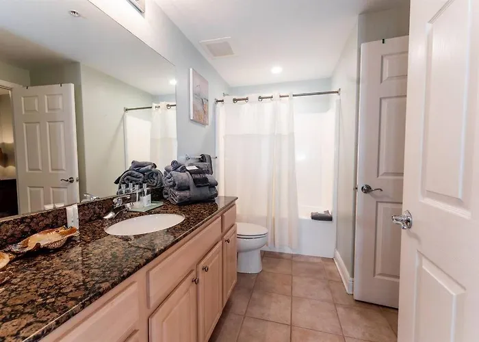 12th Floor 2 Bedroom At Crystal Tower, 2 Outdoor Pools And Lazy River, Heated Indoor Pool, Direct Access